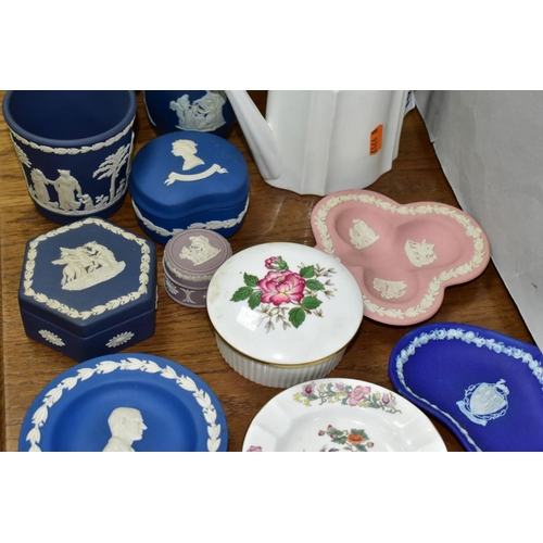 801 - A COLLECTION OF WEDGWOOD CERAMICS INCLUDING JASPERWARE, to include a 23cm diameter bowl with gold ri... 