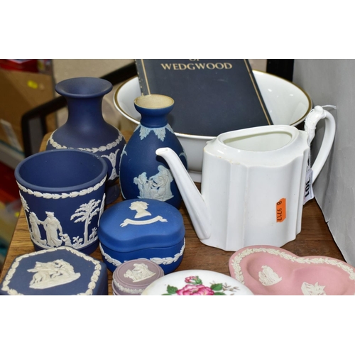 801 - A COLLECTION OF WEDGWOOD CERAMICS INCLUDING JASPERWARE, to include a 23cm diameter bowl with gold ri... 