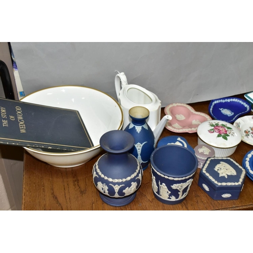 801 - A COLLECTION OF WEDGWOOD CERAMICS INCLUDING JASPERWARE, to include a 23cm diameter bowl with gold ri... 