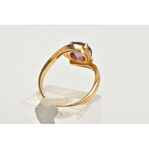 11 - A YELLOW METAL GEM SET RING, a circular cut purple stone assessed as a synthetic colour change sapph... 