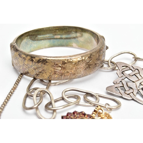 114 - AN ASSORTMENT OF SILVER AND WHITE METAL JEWELLERY, to include a silver hinged bangle, engraved with ... 