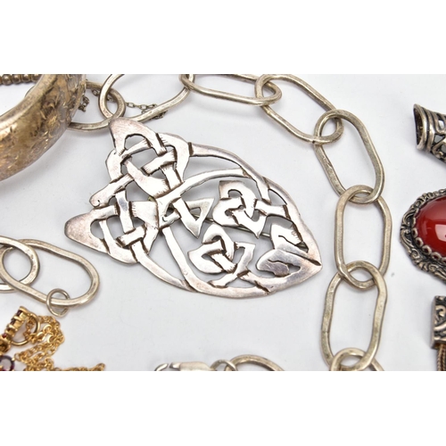 114 - AN ASSORTMENT OF SILVER AND WHITE METAL JEWELLERY, to include a silver hinged bangle, engraved with ... 