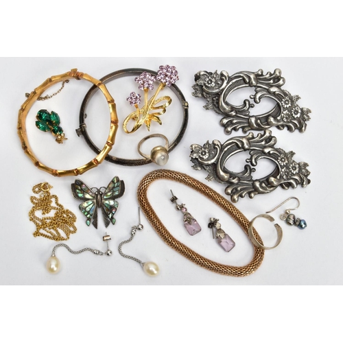 115 - AN ASSORTMENT OF SILVER AND COSTUME JEWELLERY, to include a silver hinged bangle, engraved with foli... 