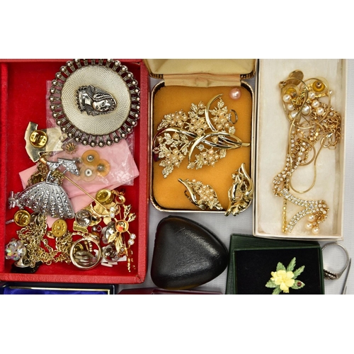 128 - A BOX OF ASSORTED JEWELLERY, to include a silver heart padlock clasp, hallmarked silver Sheffield, a... 