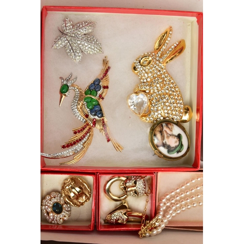 137 - A SELECTION OF COSTUME JEWELLERY, to include a gold-plated swivel fob set with bloodstone and carnel... 