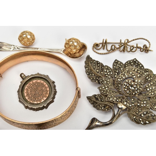 17 - ASSORTED YELLOW AND WHITE METAL JEWELLERY, to include two foliage detailed gold and metal core brace... 