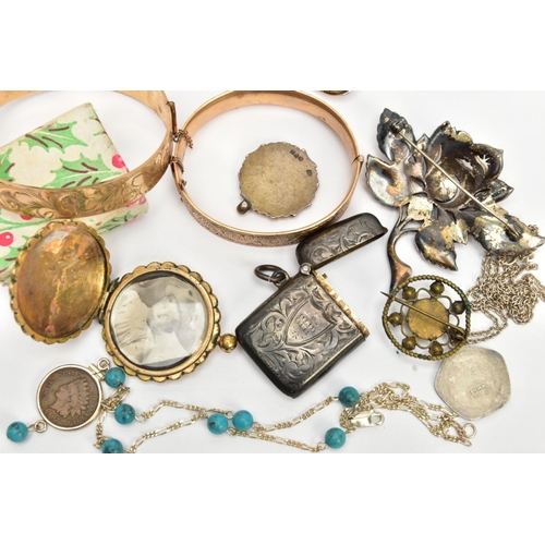 17 - ASSORTED YELLOW AND WHITE METAL JEWELLERY, to include two foliage detailed gold and metal core brace... 