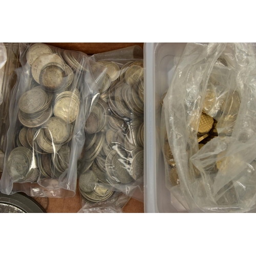 189 - A LARGE AND HEAVY BOX OF MIXED COINAGE AND COMMEMORATIVES, to include over 1.6 kilo of mainly UK .50... 