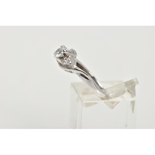 86 - AN 18CT WHITE GOLD DIAMOND RING, the brilliant cut diamond with asymmetric brilliant cut diamond tre... 