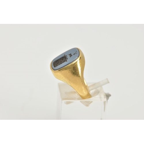 87 - A MODERN 18CT GOLD HARD STONE SIGNET RING, the hardstone carved to depict a coat of arms with stag, ... 