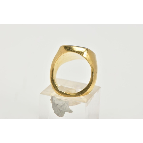 87 - A MODERN 18CT GOLD HARD STONE SIGNET RING, the hardstone carved to depict a coat of arms with stag, ... 