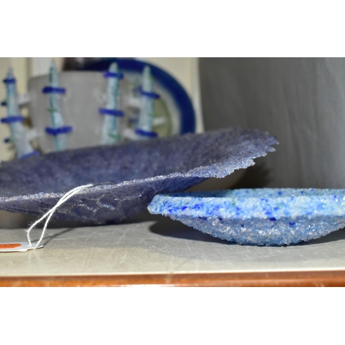 463 - FIVE PIECES OF STUDIO GLASS, including a Jane Flanagan textured blue glass dish with rough edge, dia... 