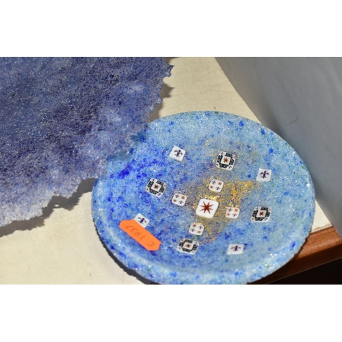 463 - FIVE PIECES OF STUDIO GLASS, including a Jane Flanagan textured blue glass dish with rough edge, dia... 