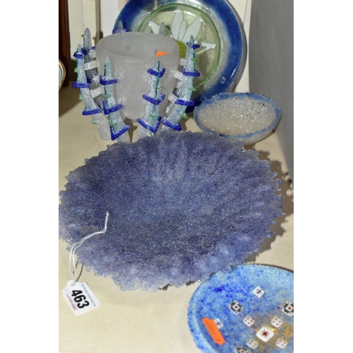 463 - FIVE PIECES OF STUDIO GLASS, including a Jane Flanagan textured blue glass dish with rough edge, dia... 