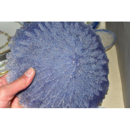 463 - FIVE PIECES OF STUDIO GLASS, including a Jane Flanagan textured blue glass dish with rough edge, dia... 