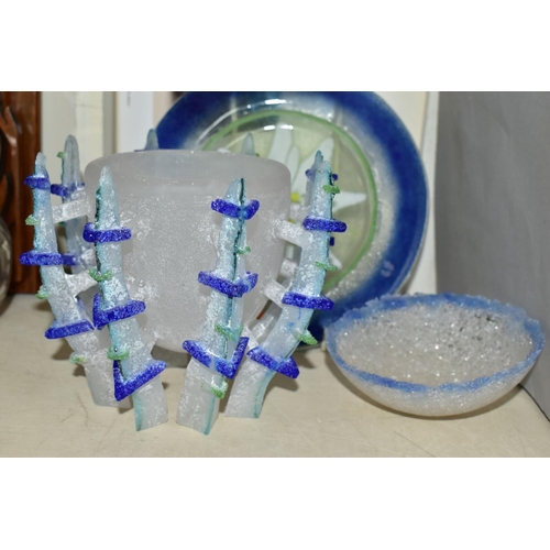 463 - FIVE PIECES OF STUDIO GLASS, including a Jane Flanagan textured blue glass dish with rough edge, dia... 