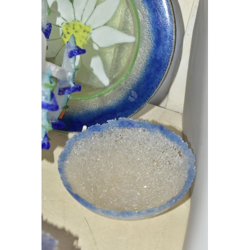 463 - FIVE PIECES OF STUDIO GLASS, including a Jane Flanagan textured blue glass dish with rough edge, dia... 