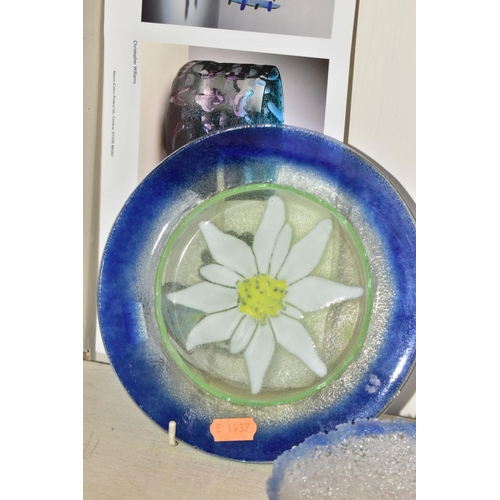 463 - FIVE PIECES OF STUDIO GLASS, including a Jane Flanagan textured blue glass dish with rough edge, dia... 