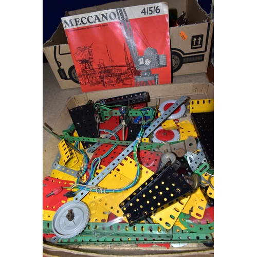 477 - TWO BOXES AND LOOSE MECCANO, TOY FORT AND OTHER TOYS, to include a box of assorted playworn Meccano ... 