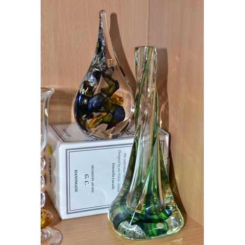 523 - FIVE PIECES OF STUDIO GLASS, comprising a Tim Simon for Uredale Glass conical scent bottle, the stop... 