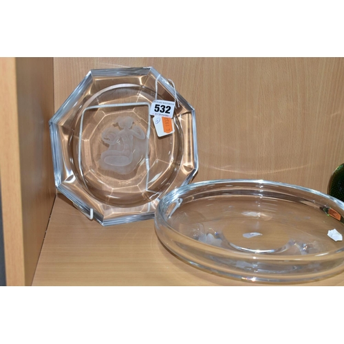 532 - AN ART DECO STYLE OCTAGONAL CLEAR GLASS DISH IN THE MANNER OF ORREFORS, intaglio etched with a seate... 