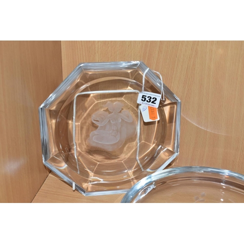 532 - AN ART DECO STYLE OCTAGONAL CLEAR GLASS DISH IN THE MANNER OF ORREFORS, intaglio etched with a seate... 