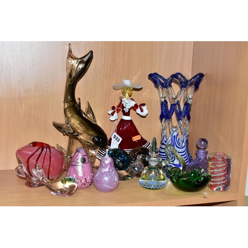 533 - FOURTEEN PIECES OF STUDIO AND MODERN GLASSWARE, including a Murano figure of a lady in red and white... 