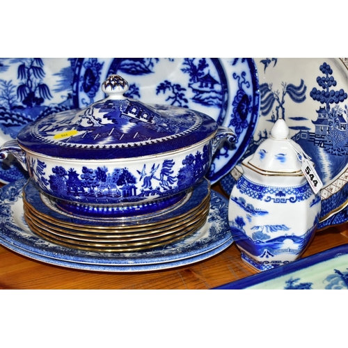 544 - A GROUP OF BLUE AND WHITE CERAMICS, to include a pair of Mintons willow pattern tureens, six Royal D... 