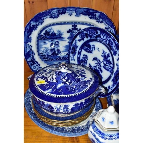 544 - A GROUP OF BLUE AND WHITE CERAMICS, to include a pair of Mintons willow pattern tureens, six Royal D... 