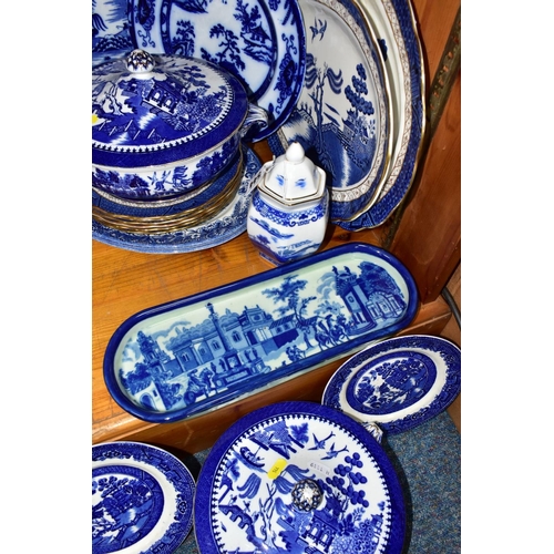 544 - A GROUP OF BLUE AND WHITE CERAMICS, to include a pair of Mintons willow pattern tureens, six Royal D... 