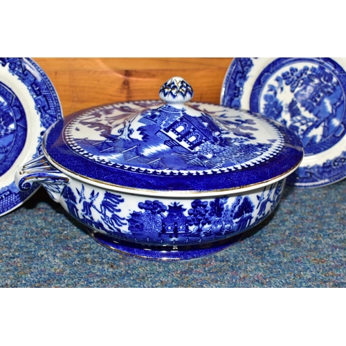 544 - A GROUP OF BLUE AND WHITE CERAMICS, to include a pair of Mintons willow pattern tureens, six Royal D... 