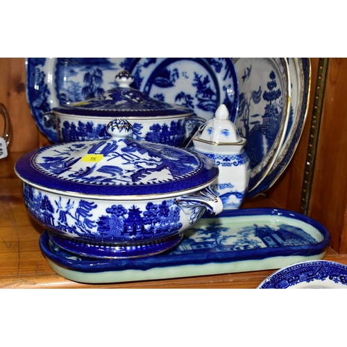 544 - A GROUP OF BLUE AND WHITE CERAMICS, to include a pair of Mintons willow pattern tureens, six Royal D... 