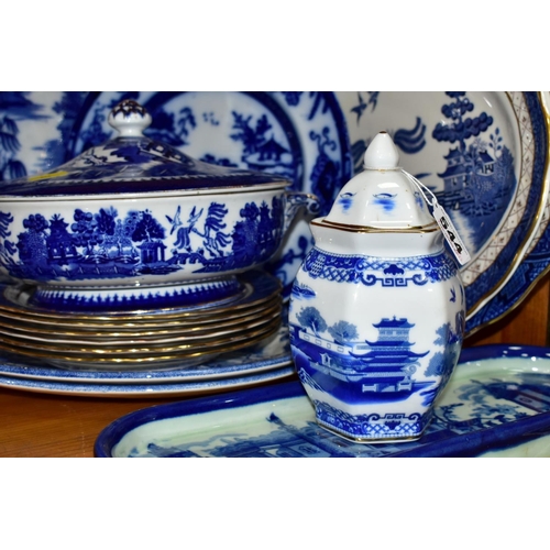 544 - A GROUP OF BLUE AND WHITE CERAMICS, to include a pair of Mintons willow pattern tureens, six Royal D... 