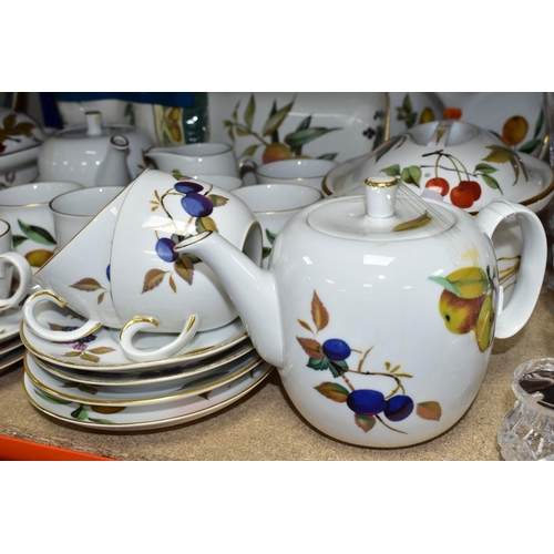 552 - THIRTY EIGHT PIECES OF ROYAL WORCESTER EVESHAM OVEN TO TABLE WARES, comprising two oval tureens, a r... 