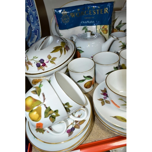 552 - THIRTY EIGHT PIECES OF ROYAL WORCESTER EVESHAM OVEN TO TABLE WARES, comprising two oval tureens, a r... 