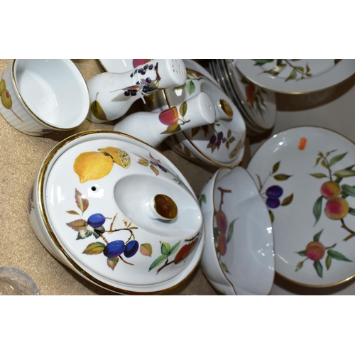 564 - A TWENTY SEVEN PIECE ROYAL WORCESTER EVESHAM DINNER SERVICE, comprising two oval tureens, a scallope... 