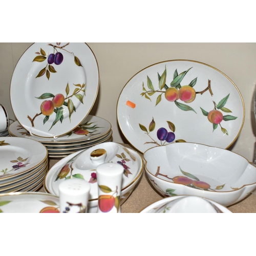 564 - A TWENTY SEVEN PIECE ROYAL WORCESTER EVESHAM DINNER SERVICE, comprising two oval tureens, a scallope... 