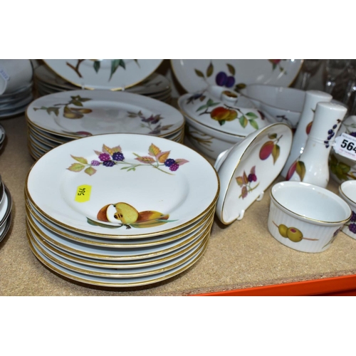 564 - A TWENTY SEVEN PIECE ROYAL WORCESTER EVESHAM DINNER SERVICE, comprising two oval tureens, a scallope... 