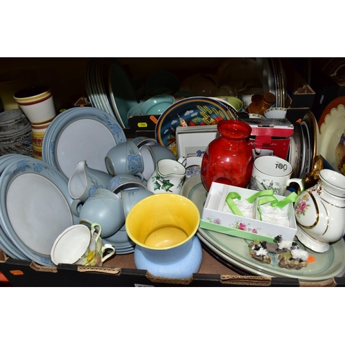 566 - TWO BOXES AND LOOSE CERAMICS, to include a nineteen piece Denby Mandarin part tea set, a quantity of... 