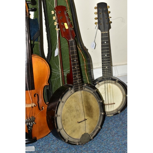 581 - THREE STRINGED INSTRUMENTS, comprising two unbranded banjolins, approximate lengths 58cm and 54cm an... 