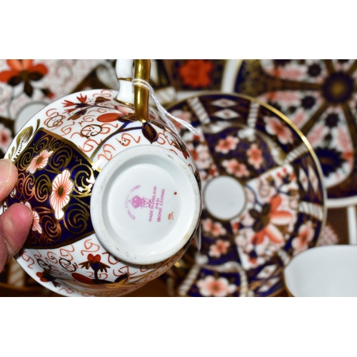 595 - ROYAL CROWN DERBY IMARI PATTERN CERAMICS, comprising a 1128 pattern 27cm plate (second), 2451 patter... 