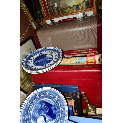 636 - A BOX AND LOOSE SEWING MACHINE, CLOCKS, BOOKS AND SUNDRY ITEMS, to include a Singer 99K sewing machi... 