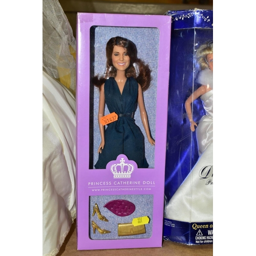 661 - ROYAL COLLECTORS DOLLS COMPRISING 'THE PRINCESS DIANA BRIDE DOLL', produced for Danbury Mint, bisque... 