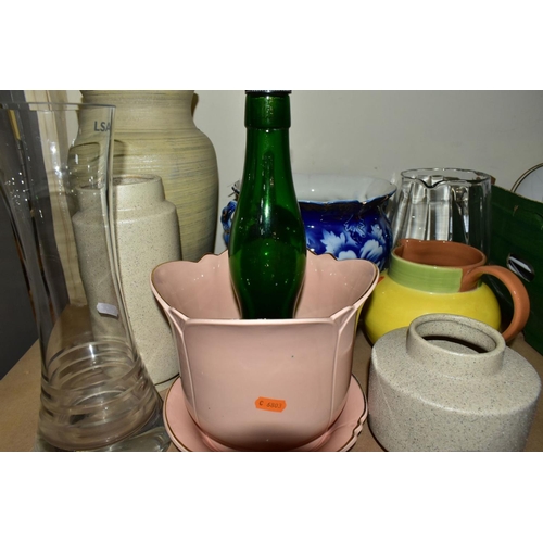 689 - FOUR BOXES AND LOOSE CERAMICS AND GLASSWARES, to include a thirty eight piece Denby Energy dinner se... 