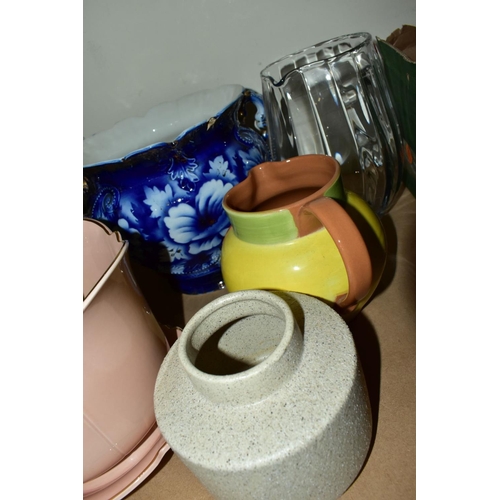 689 - FOUR BOXES AND LOOSE CERAMICS AND GLASSWARES, to include a thirty eight piece Denby Energy dinner se... 