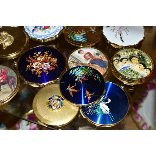 718 - NINETEEN STRATTON POWDER COMPACTS, to include a boxed brass coloured Wedgwood collection compact, an... 