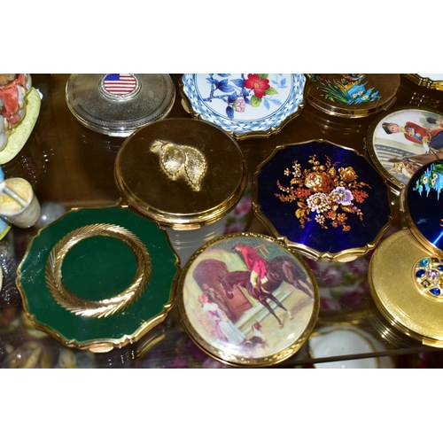 718 - NINETEEN STRATTON POWDER COMPACTS, to include a boxed brass coloured Wedgwood collection compact, an... 