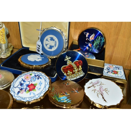 718 - NINETEEN STRATTON POWDER COMPACTS, to include a boxed brass coloured Wedgwood collection compact, an... 