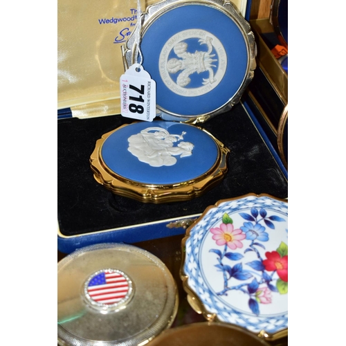 718 - NINETEEN STRATTON POWDER COMPACTS, to include a boxed brass coloured Wedgwood collection compact, an... 