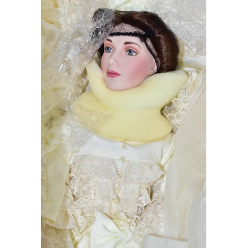 750 - A BOX AND LOOSE DOLLS, to include boxed Franklin Heirloom Dolls The Snow Queen and The Victoria and ... 